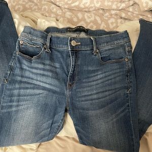 Mid rise skinny jeans. Gently used!